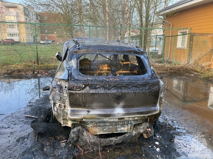 Автомобиль подожгли ночью на улице Некрасова в Вологде