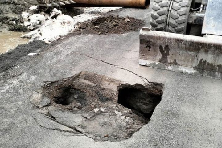 Огромная дыра появилась в дороге на подъезде к деревне в Кондопожском районе