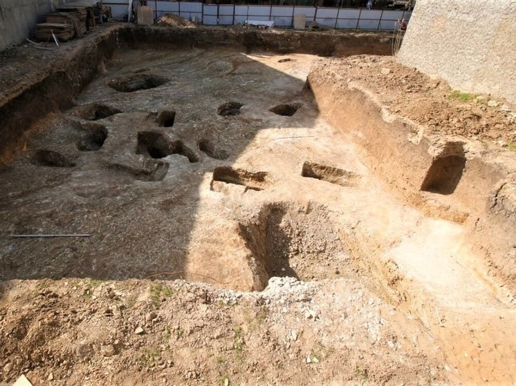 Монеты, мечи, украшения, кувшины: в Анапе археологи исследовали 47 погребений античного времени