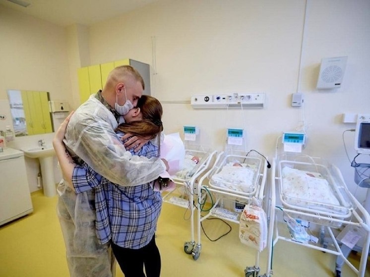 Боец из Челябинской области приехал с СВО, чтобы поздравить супругу с тройней