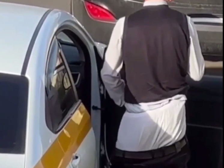 В Наро-Фоминске таксист открыто мастурбировал напротив школы искусств