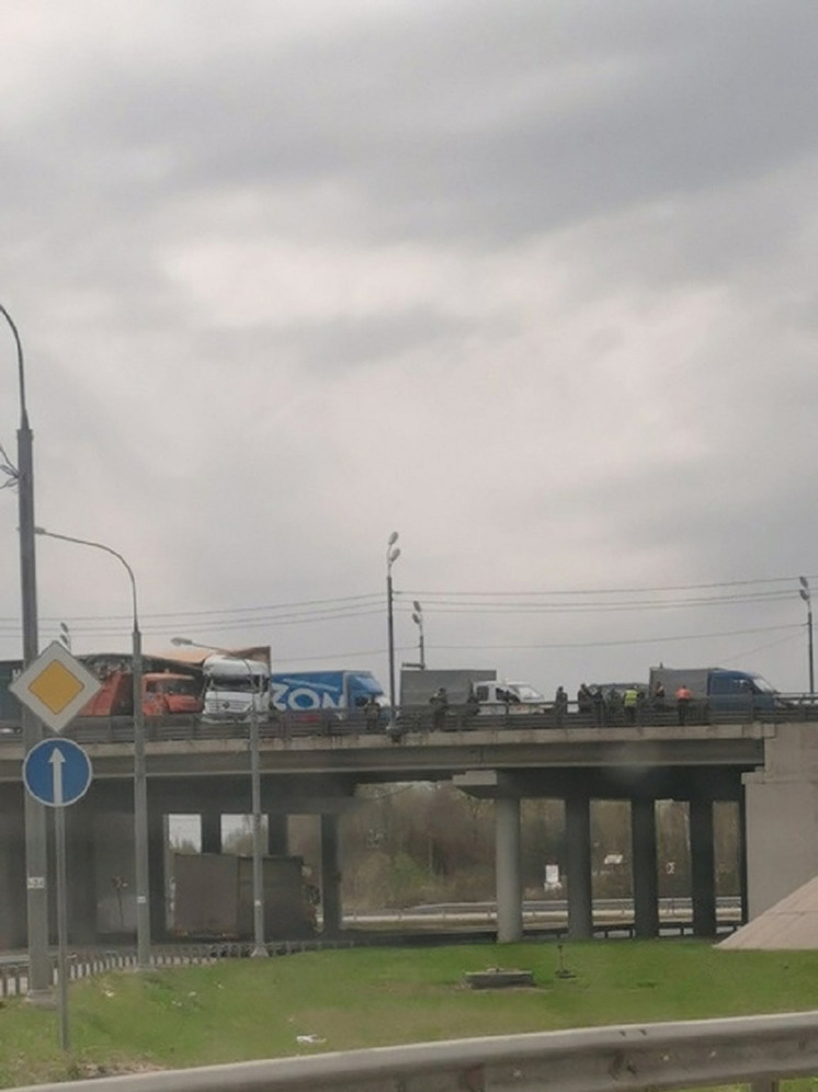 На трассе М-10 под Тверью столкнулись два грузовика: движение по «окружной» затруднено