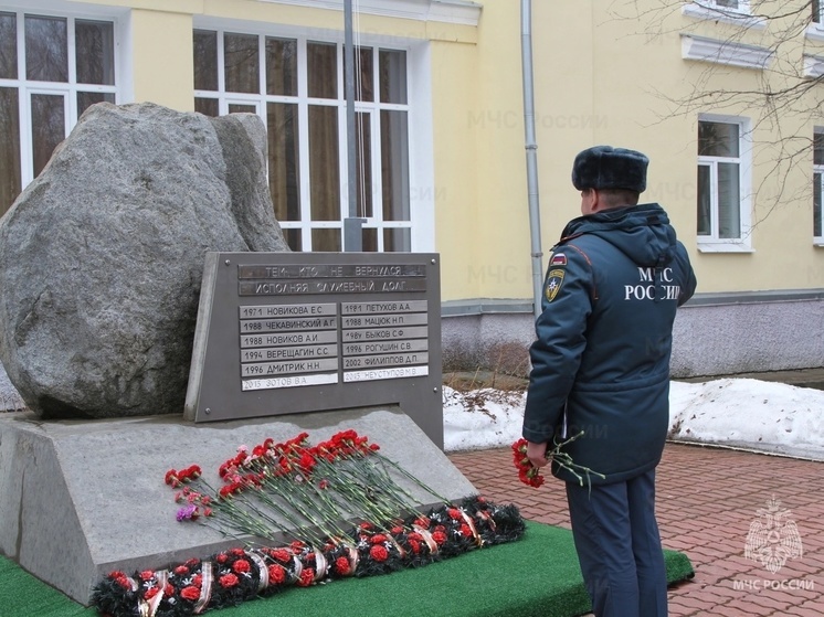 В Главном управлении МЧС России по Архангельской области почтили память погибших сотрудников