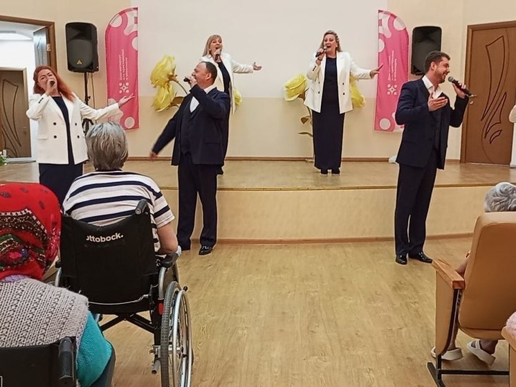 Шоу группа "Гуляй душа" выступила в Севастопольском доме-интернате для престарелых и инвалидов