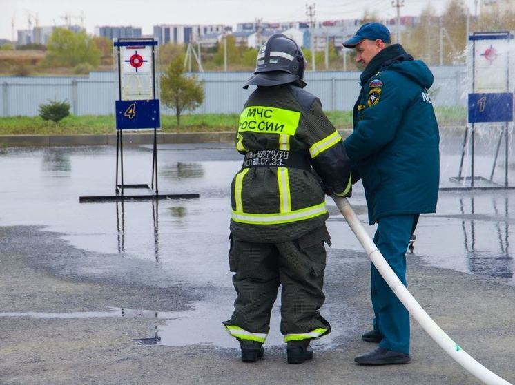 Челябинских пожарных учат надевать спецодежду за 27 секунд