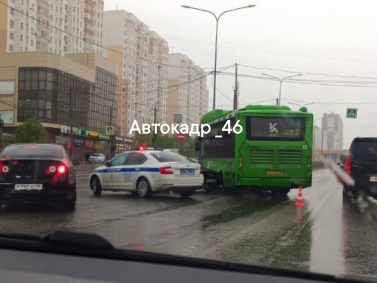 В Курске «Ауди» протаранила автобус на проспекте Клыкова