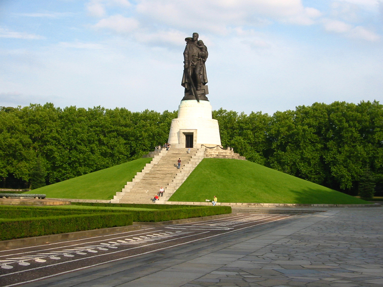 Германия — Мемориал в Трептов–парке — свидетельство героизма и мужества