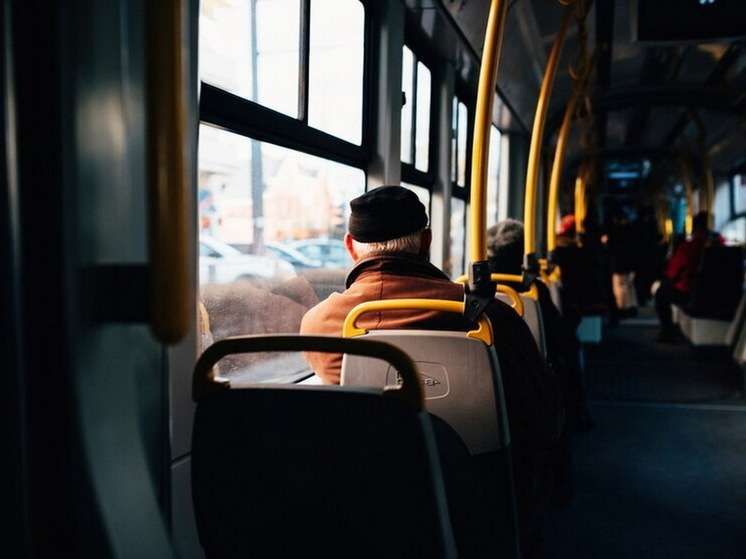 В Казани кондуктор подралась в автобусе с пенсионеркой