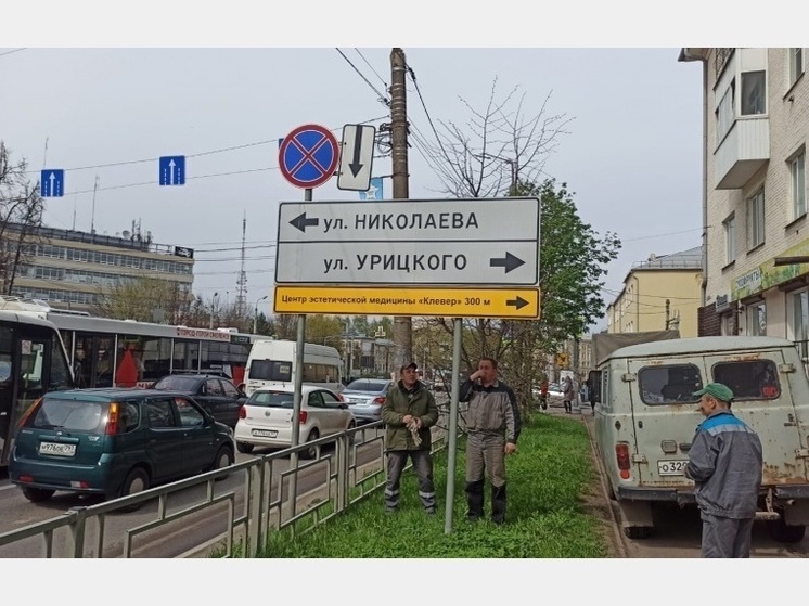 В Смоленске продолжают демонтировать незаконные вывески