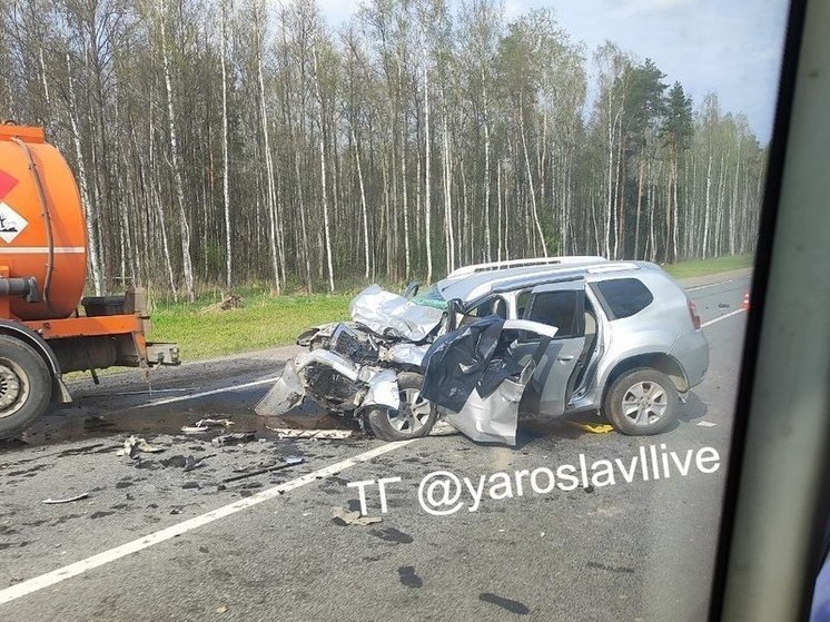 Под Ярославлем легковушка влетела в бензовоз, есть погибшие