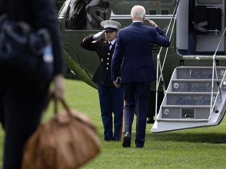 Байдена окружили помощниками, которые ходят с ним от Белого дома к вертолету