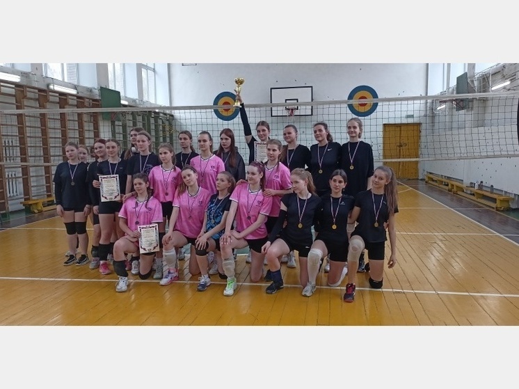 В Смоленске прошел чемпионат города по волейболу среди школьников