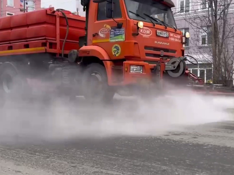 Улицы Мурманска стали чище благодаря специальному моющему средству