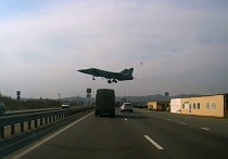 Военный истребитель не на шутку напугал водителей, ехавших по трассе в районе Красных Казарм недалеко от Владивостока