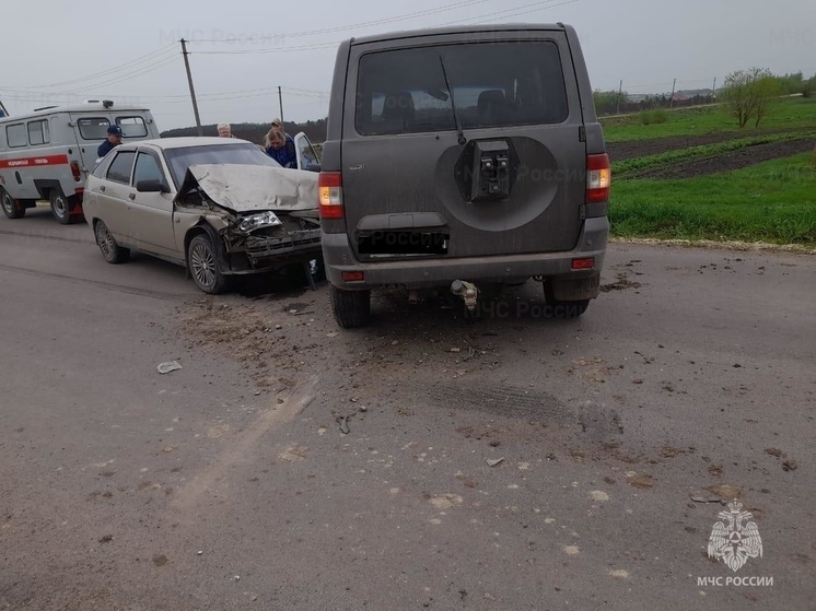В орловском поселке Залегощь серьезно столкнулись два авто