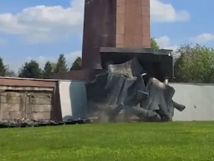 В Ровно изуродовали памятник советским воинам