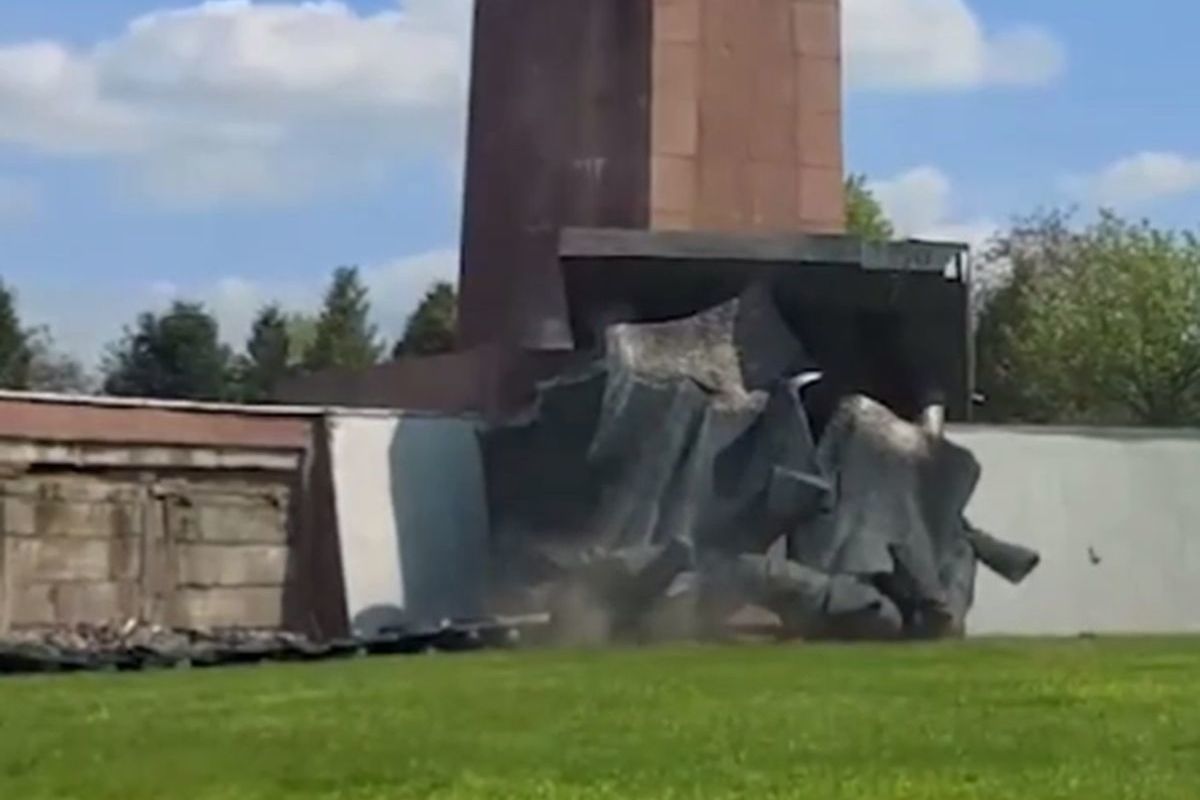 В Ровно изуродовали памятник советским воинам - МК