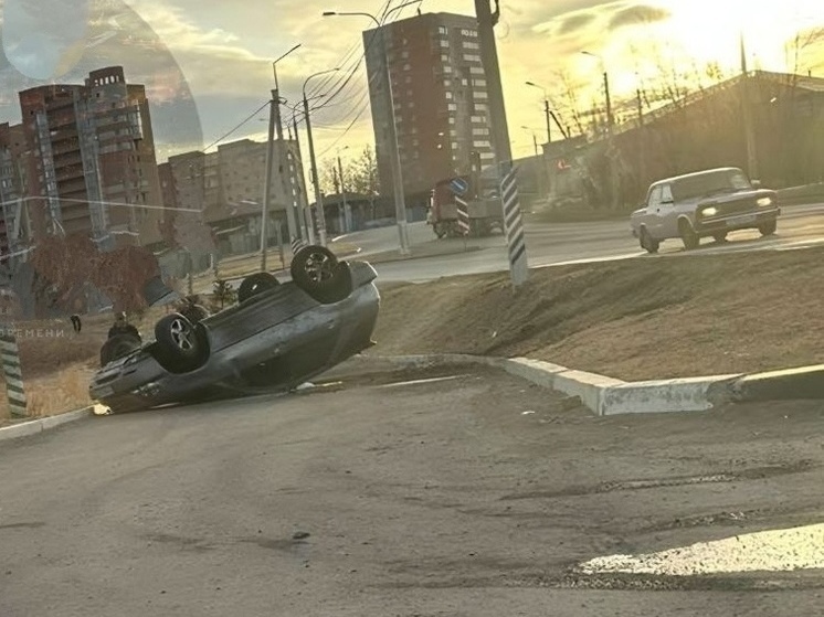 Автомобиль перевернулся на крышу после столкновения в Чите