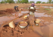 В феврале военные Буркина-Фасо казнили около 223 жителей деревни, в том числе по меньшей мере 56 детей, в рамках кампании против гражданских лиц, обвиняемых в сотрудничестве с боевиками-джихадистами