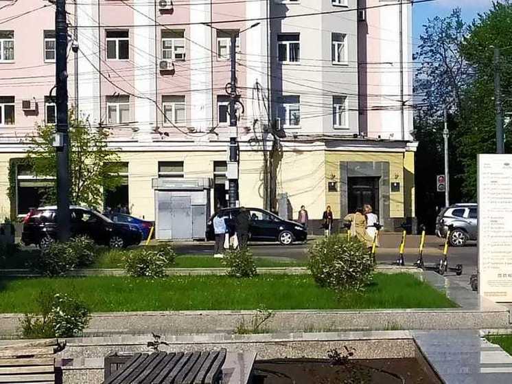Убитые лавки и плитка возле Воронежского театра оперы и балета вызвали недоумение гостей областного центра