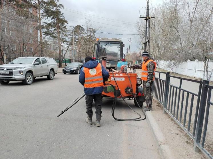 В Улан-Удэ на дорогах заливают трещины