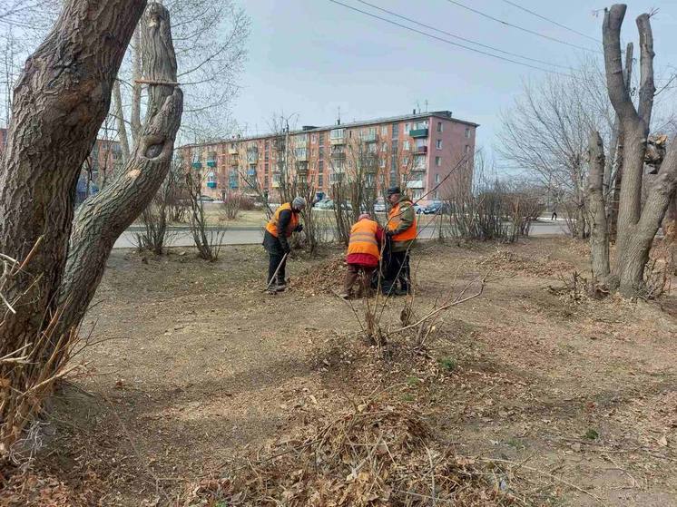 В Советском районе Улан-Удэ продолжают убирать мусор