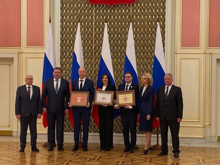Татьяна Голикова вручила награду главврачу Алтайской краевой клинической больницы