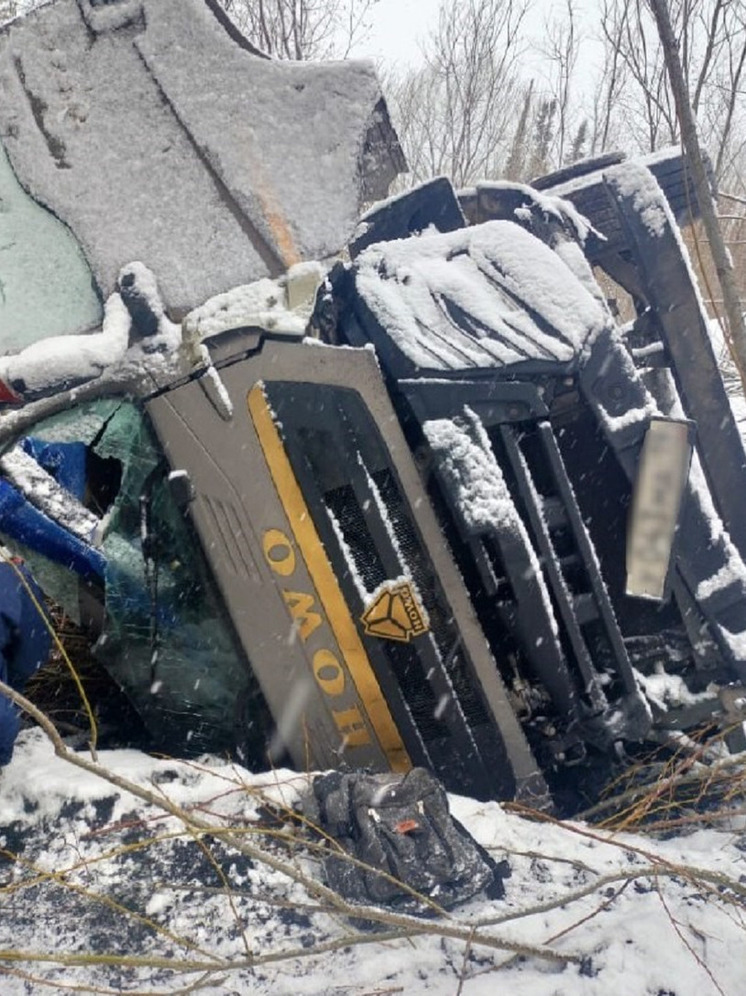 В Красноярском крае в ДТП погиб водитель грузовика