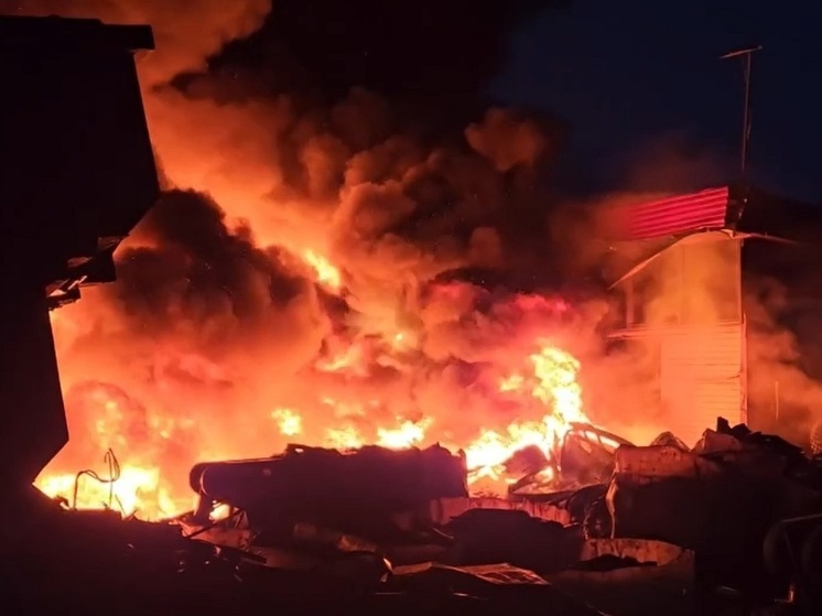 Крупный пожар в Ноябрьске тушат уже больше 7 часов