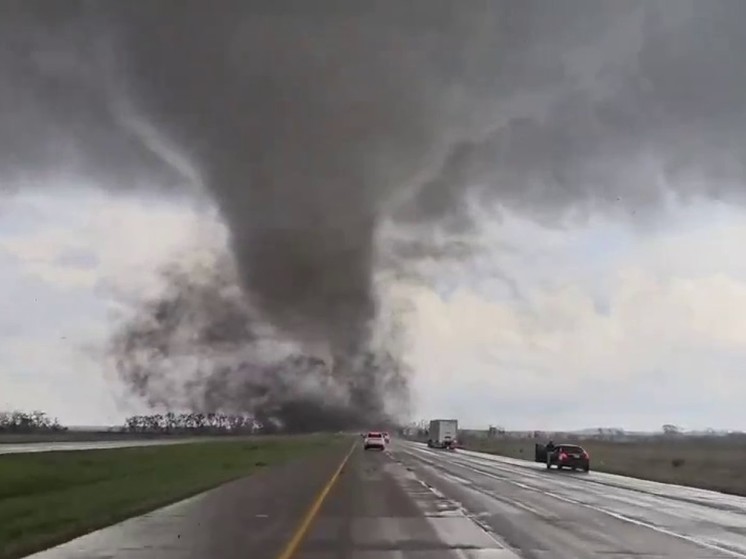 В США бушует мощный торнадо, повреждены сотни домов: видео