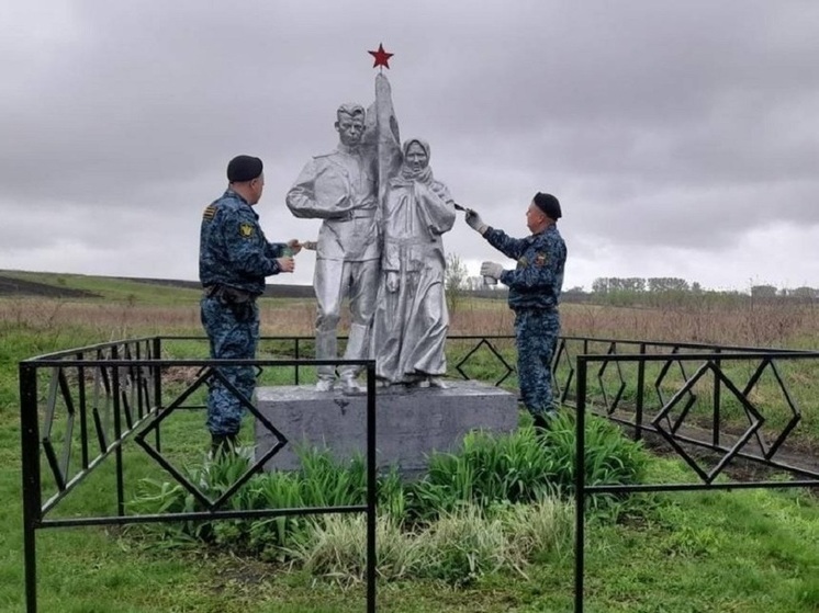 Орловские приставы благоустроили памятный знак в честь советских воинов-освободителей