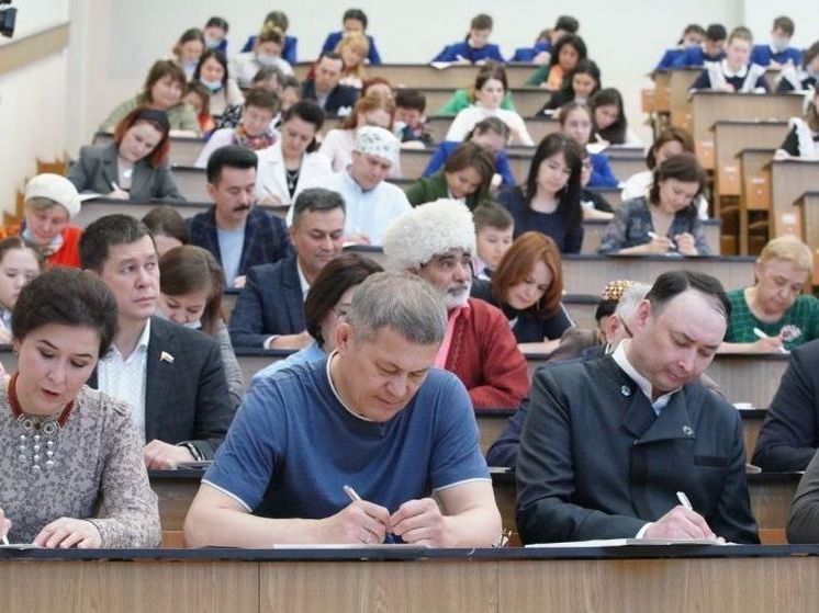 Радий Хабиров пригласил всех желающих написать диктант по башкирскому языку