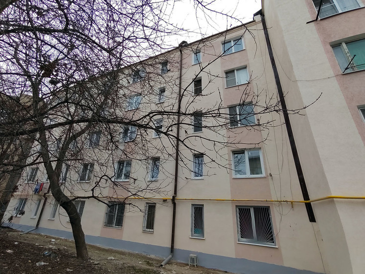 В Кисловодске обновили фасад пятиэтажки советского периода