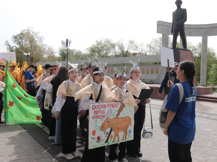 Школьники Калмыкии провели шествие в честь Дня степи и Дня сайгака