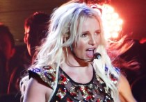 Певица Бритни Спирс разбила каблуком лобовое стекло автомобиля после того, как суд постановил, что она должна будет оплатить судебные издержки отца на сумму 2 миллиона долларов, сообщает dailymail