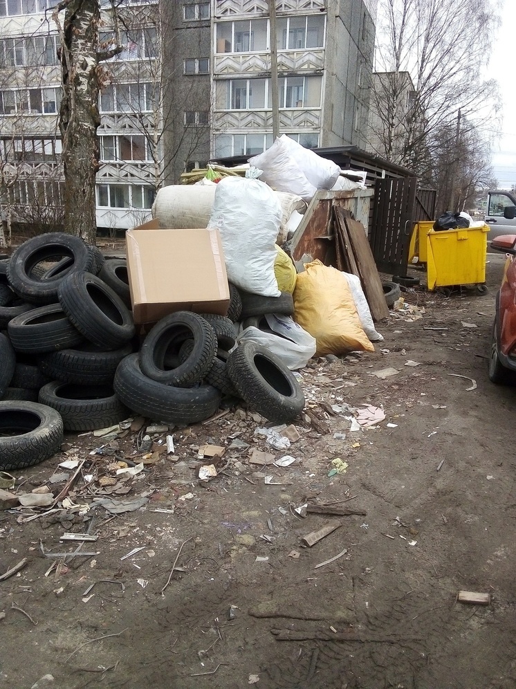Неизвестные грузовиками свозят мусор и шины во двор в Петрозаводске, люди в ярости