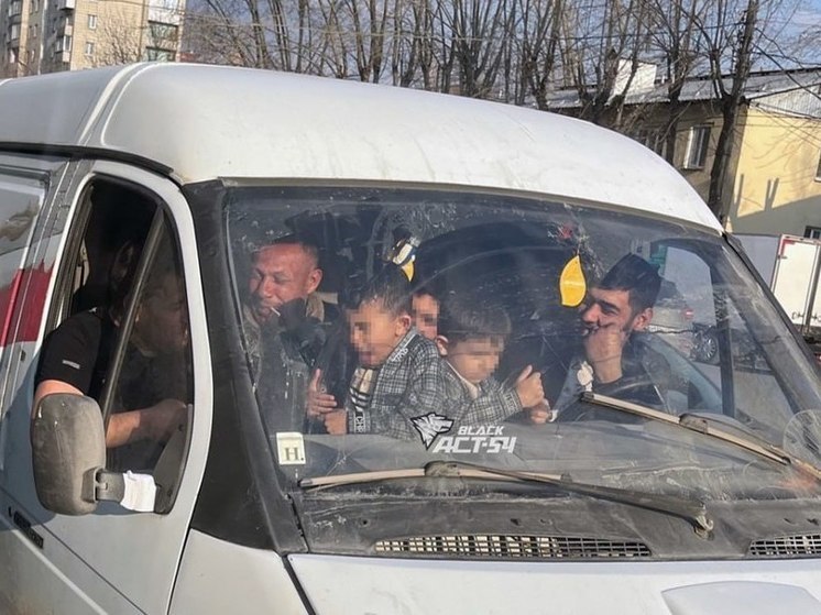 Шестерых взрослых и детей заметили на переднем сидении в ГАЗели в Новосибирске