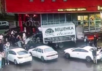 Прокуратура Москвы сообщила, что рано утром в субботу в Зеленограде возле продуктового магазина "Газель" без водителя сбила 29-летнюю девушку