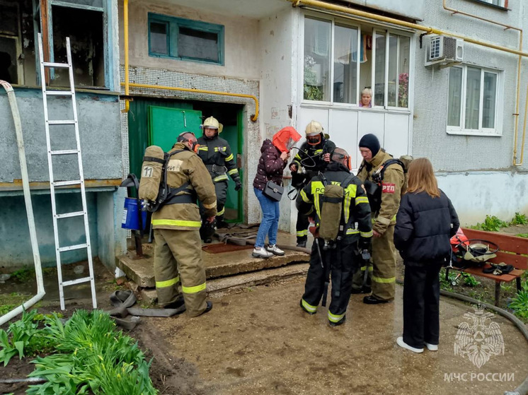 В Комсомольске пожарные вывели из горящего дома 10 жильцов, в том числе двух детей