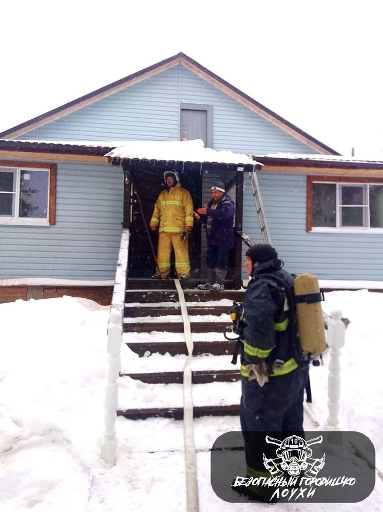 Прохожие очень вовремя вызвали пожарных к дому, из которого шел дым, в Карелии