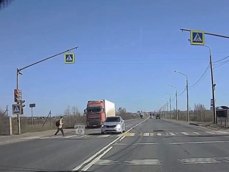 В Ярославле нарушитель правил дорожного движения чуть не сбил насмерть подростка, который шел по пешеходному переходу на зеленый свет