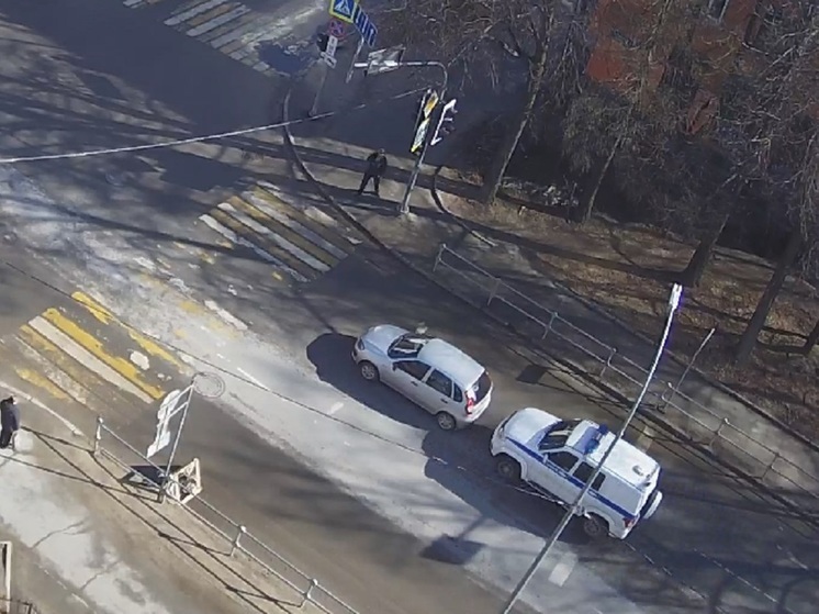Полицейский УАЗ подбил легковушку на перекрестке в центре Петрозаводска