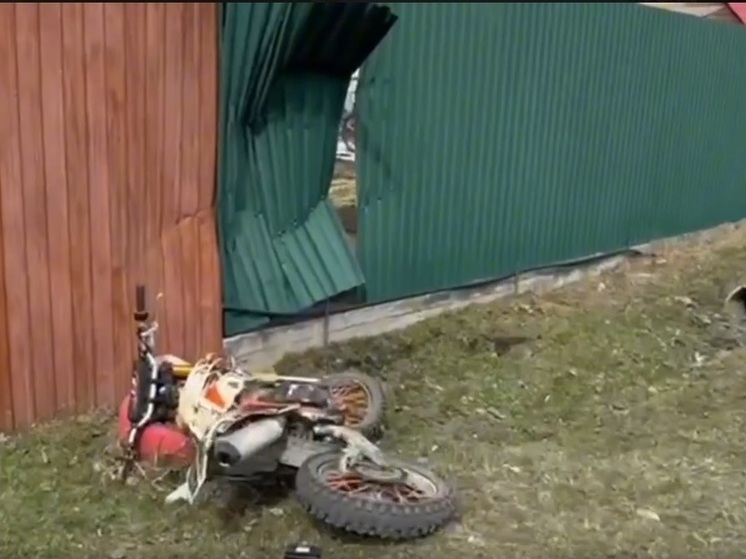 16-летний байкер въехал в забор в Слюдянке