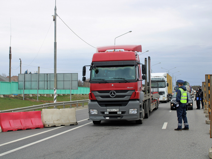 На мосту в Алексине грузовик опрокинулся после столкновения с иномаркой