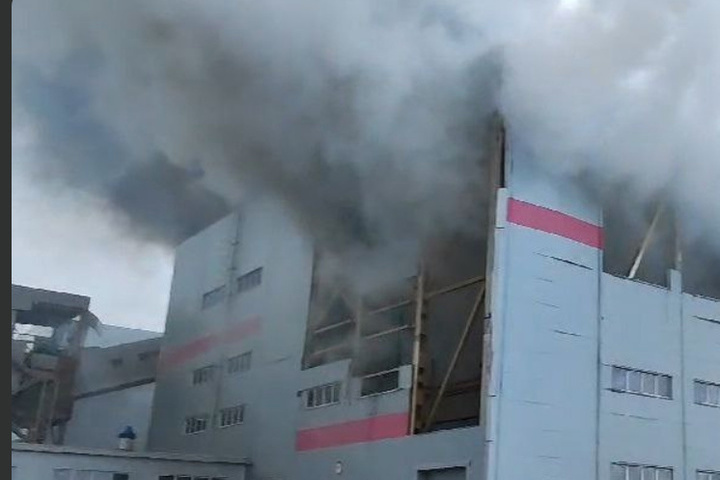 Мощный хлопок выбил стекла до пожара в ДОК Калевала в Петрозаводске