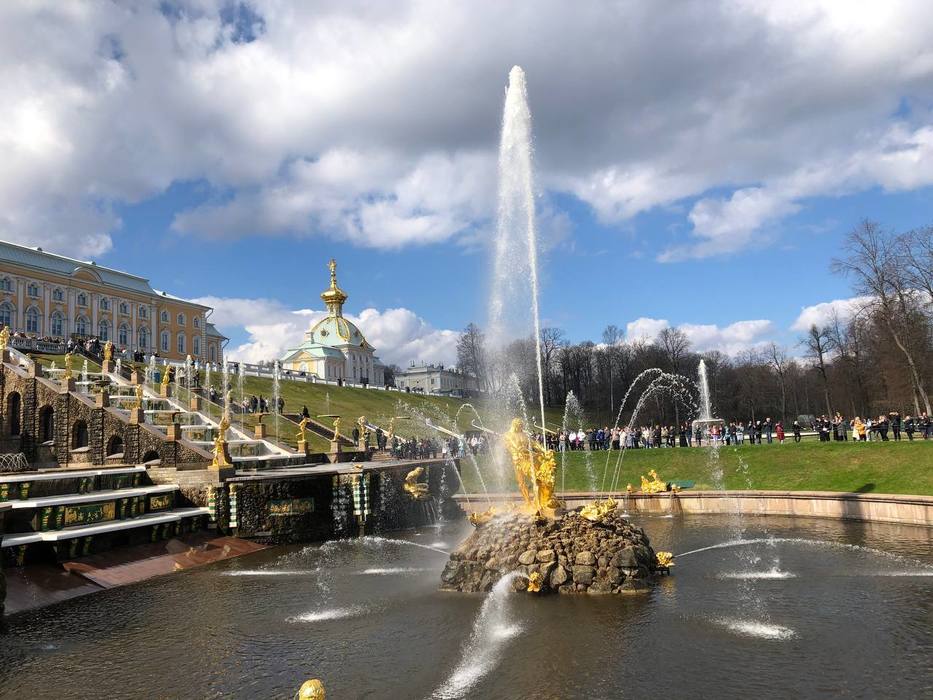 Под «Гимн Великому городу»: В Петергофе торжественно запустили фонтаны Нижнего парка