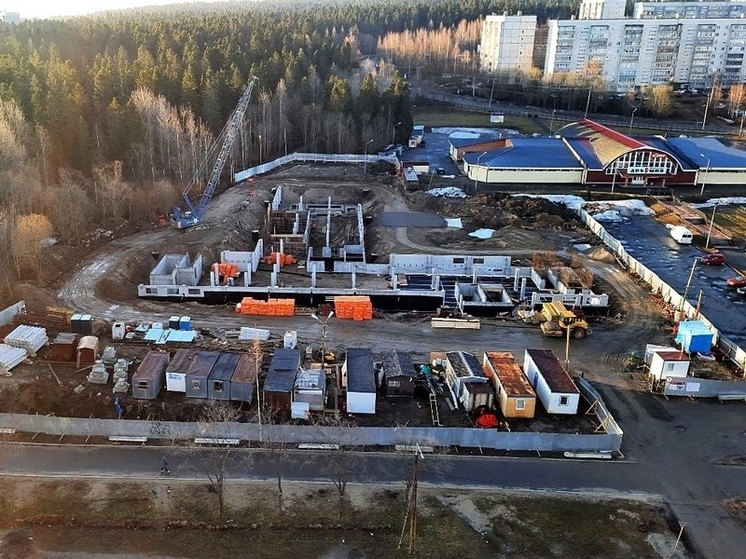 Рабочие закончили заливать фундамент поликлиники на Кукковке в Петрозаводске