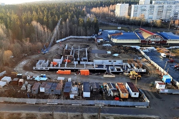 Рабочие закончили заливать фундамент поликлиники на Кукковке в Петрозаводске