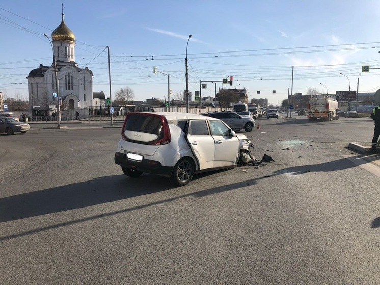 В Кировском районе Новосибирска произошло столкновение двух автомобилей