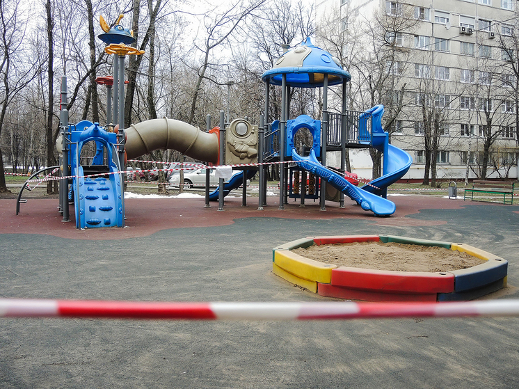 В Новой Москве на 8-летнюю девочку рухнуло 100-килограммовое ограждение